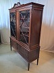Skab med vitrineoverdel Kr. 3200,-